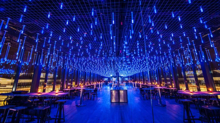 Rund 5000 Glasstäbe sorgen für ein besonderes Sinneserlebnis im revitalisierten Gebäude der alten Post in Leipzig.