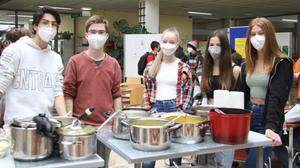 Schülerinnen und Schüler der 5. Klassen beim Verteilen der Suppen in der Aula des Herta-Reich-Gymnasiums