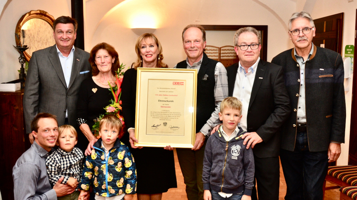 Seitens der Wirtschaftskammer gab es für Familie Steinwender vom Schloss Lerchenhof eine Ehrenurkunde zum Jubiläum.