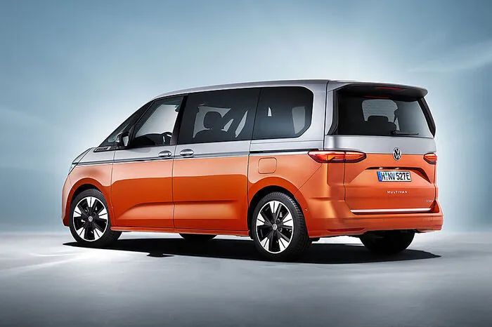 Der Einsatz der Konzernplattform wird sich in Elektrifizierungen niederschlagen - und zwar in einem Plug-in-Hybrid namens Multivan eHybrid mit einer Systemleistung von 1,4-Liter-Turbobenziner und E-Motor von 218 PS. Die Lithium-Ionen-Batterie mit 13 kWh ist im Unterboden untergebracht, die Ladebuchse im rechten vorderen Kotflügel.