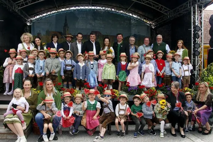 Im Beisein von Landtagsabgeordnetem Lukas Schnitzer, Bürgermeister Franz Jost, Vizebürgermeister Roland Gogg, Stadt- und Gemeinderatsmitgliedern eröffneten 36 Kinder des Kindergartens Altenmarkt mit Leiterin Manuela Gutmann den Nachmittag.