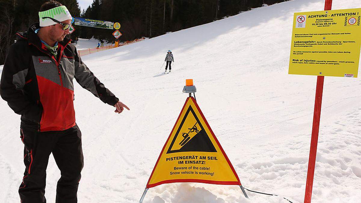 Pistengerätfahrer Christian Bachler und die Warnhinweise