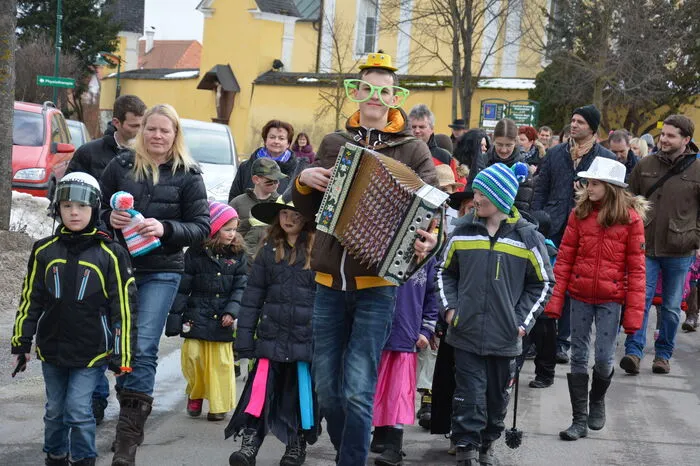 Mit Musik zogen viele maskierte Kinder vom Kindergarten zur Buchtelbar.