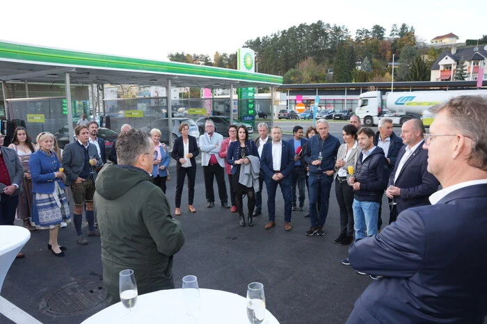 Das Firmenkonzept wird den Gästen erläutert, die Baugeschichte der Tankstelle skizziert.