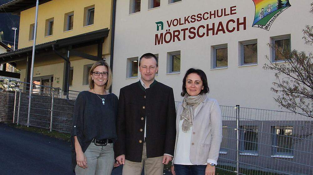 Kindergartenleiterin Elisabeth Hecke, Richard Unterreiner und Schulleiterin Hemma Suntinger