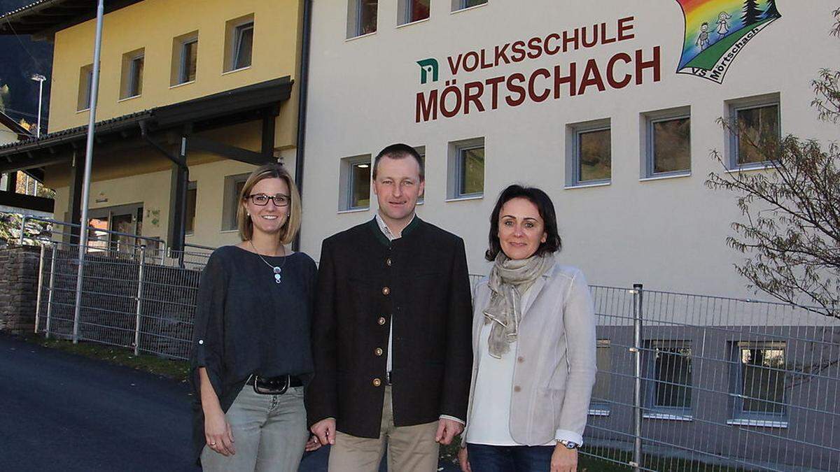 Kindergartenleiterin Elisabeth Hecke, Richard Unterreiner und Schulleiterin Hemma Suntinger