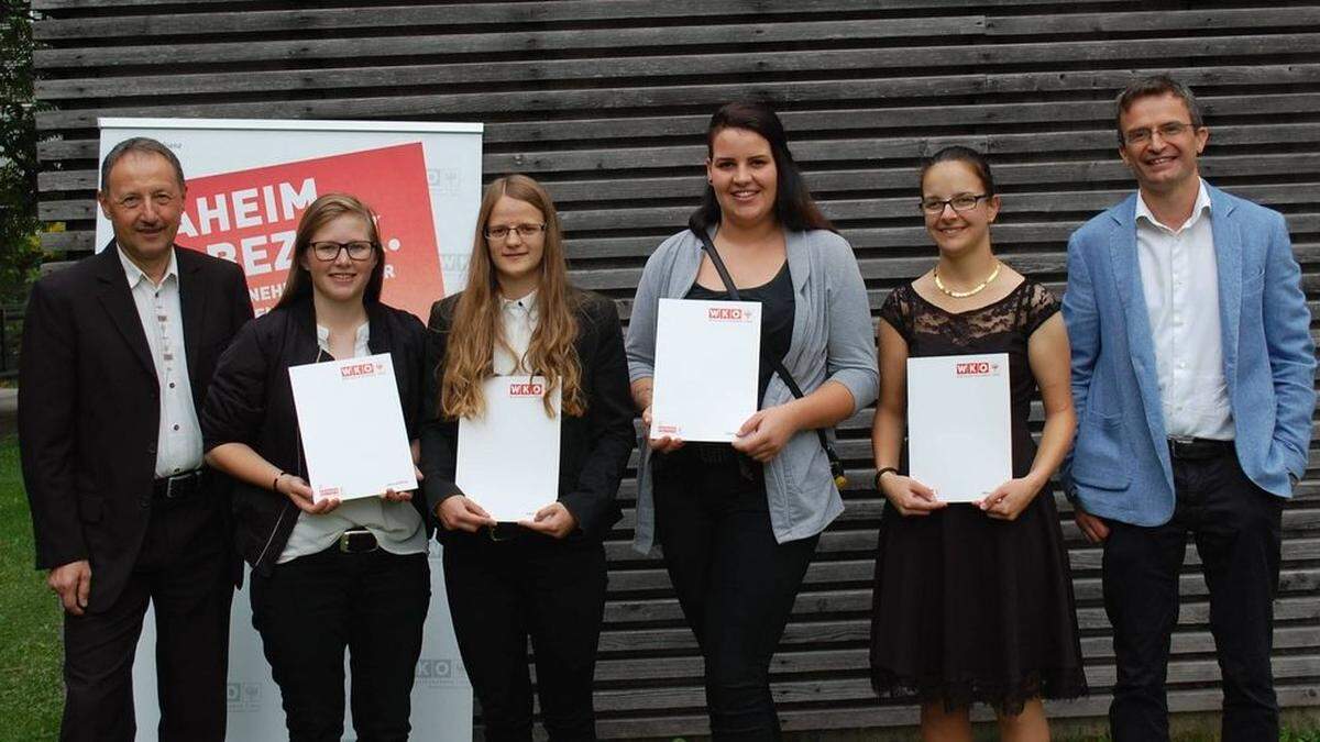 Vorsitzender Werner Hanser, Maria Kircher, Katja Wurzer, Alina Frohnwieser, Verena Kratzer, Vorsitzender Hubert Linder 