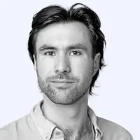 Luca Scheiring, Exil-Tiroler Baujahr 1995. Nach zehn Jahren in Wien, die ich erst mit studieren (Journalismus & Politikwissenschaft), dann mit Praktika (u.A. ZIB Social Media) und zuletzt in der Kommunikationsabteilung der Uni Wien verbracht habe, führt mich das 360° Traineeship zur Kleinen Zeitung. Hier werde ich in den nächsten Monaten das Video- und das Social-Media-Team unterstützen. Beruflich bin ich am liebsten dort, wo sich politische Veränderungen und spannende Lebenswelten in schönen Bildern einfangen lassen. Privat entweder am Laufen oder überall, wo gute Musik gespielt wird. 