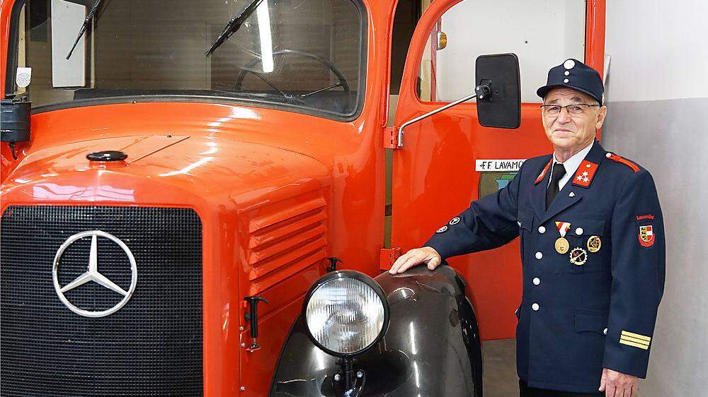 Heinrich Kotomisky  mit dem ersten Löschfahrzeug der Feuerwehr Lavamünd