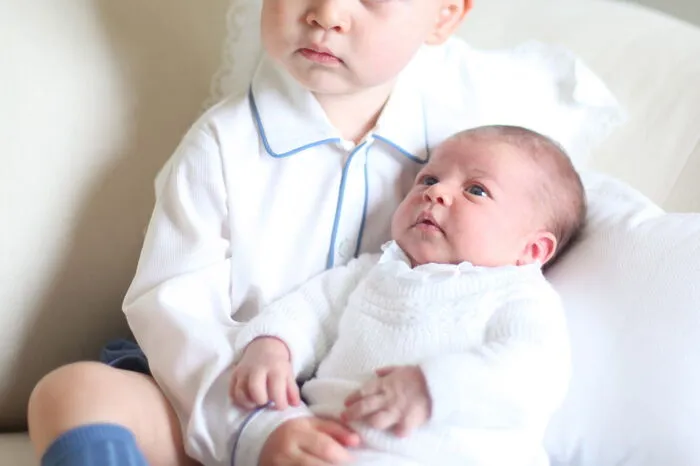 Mittlerweile hat der kleine Prinz auch schon eine Schwester mit dem Namen Charlotte.