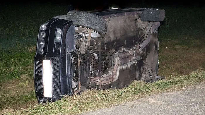 Das Fahrzeug kam am auf der Beifahrerseite im Straßengraben zu liegen