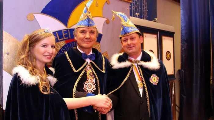 Ein zufriedener Gildenpräsident und ein stolzes Prinzenpaar stehen dem Fasching in Bad St. Leonhard vor.