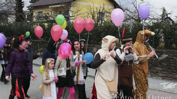 Begleitet von der Marktmusikkapelle Schwanberg zogen die Maskierten durch den Ort.