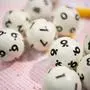 ABD0005_20251224 - STUTTGART - DEUTSCHLAND: ILLUSTRATION - 08.01.2020, Baden-Württemberg, Stuttgart: Lotto-Kugeln liegen auf einem Lottoschein. (zu dpa: «Weniger Millionen-Gewinne im Lotto als im Vorjahr») Foto: Tom Weller/dpa +++ dpa-Bildfunk +++. - FOTO: APA/dpa/Tom Weller