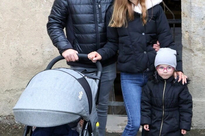 Übrigens: Am Sonntag unter anderen auf der Burg gesichtet: Kastellan Martin Steindorfer, Gastronom Clemens Schöffmann sowie Nelia und Jürgen Hanak, die mit ihren Kindern Sara (15 Monate) und Sandra (3 Jahre) aus Klagenfurt angereist kamen (Foto).  