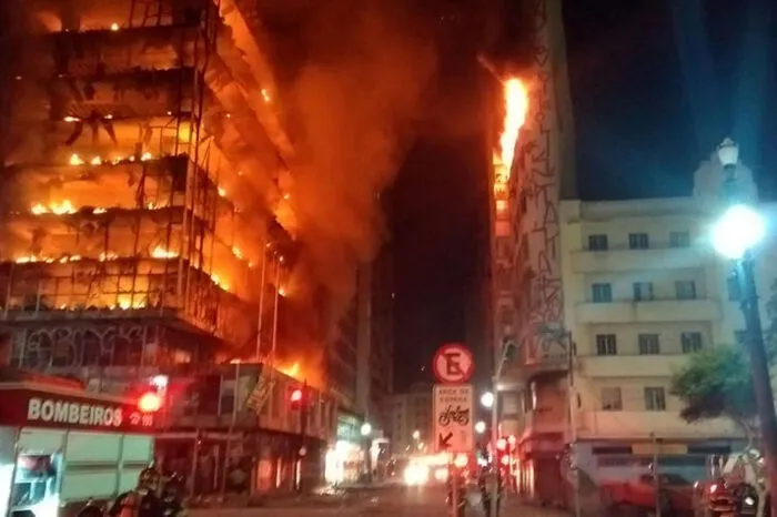 Die Feuerwehr bestätigte am Dienstag zunächst nur einen Vermissten. In Medienberichten war von bis zu drei Vermissten und womöglich einem Toten die Rede.
