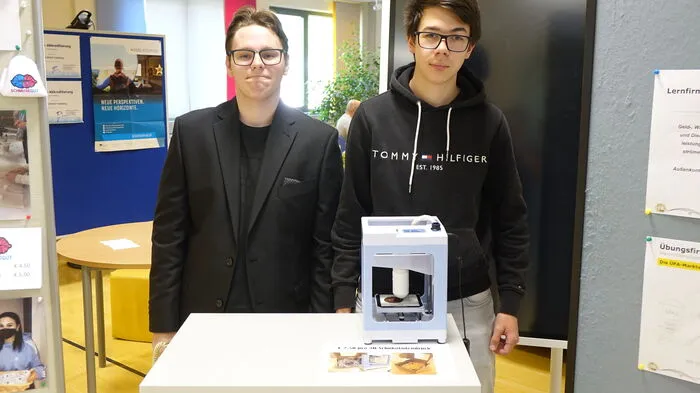 Die Junior Company "Tschoklat" stellt Objekte aus Schokolade mit dem 3D-Drucker her.