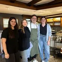 Die Schülerinnen Patricia Faur, Michelle Sorger und Katharina Krammer mit Spitzenkoch Florian Wörgötter