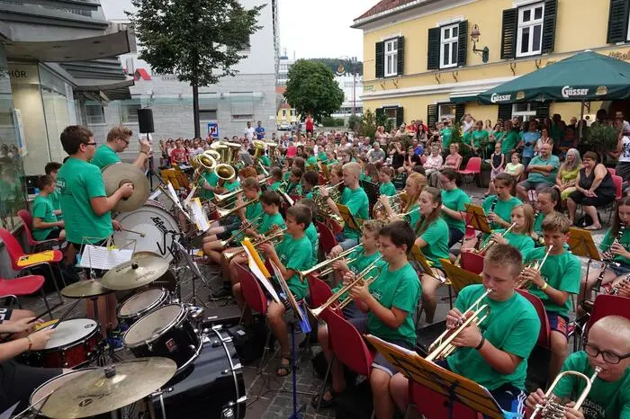 Ein Höhepunkt des Abends war das von Thomas Maier dirigierte Musikstück. Dabei saßen die jungen Musikanten mit dem Rücken zum Publikum.