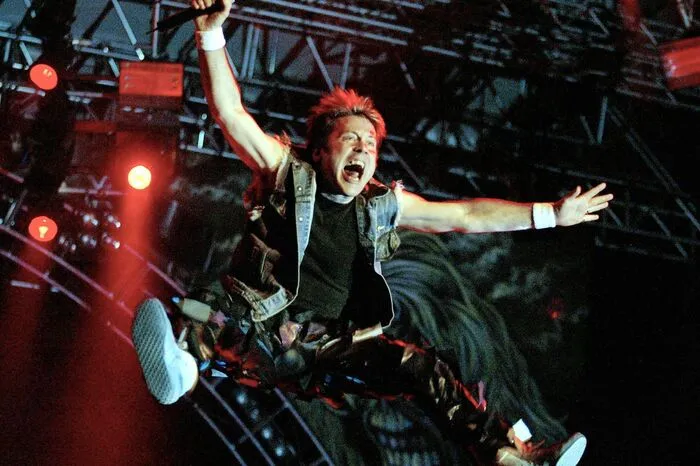 1993 hat er Iron Maiden verlassen und sich musikalisch auf Solopfade begeben. Für ihn persönlich eine wichtige Weiterentwicklung: „Wenn ich auf dem Maiden-Acker geblieben wäre und mit dem alten Traktor die ewig gleiche Furche gezogen hätte, wäre es vermutlich nie dazu gekommen.“ Nach seiner Rückkehr 1999 widmete er sich auch anderen Projekten: Er moderierte für die BBC die „Friday Night Rock Show“; der Discovery Channel produzierte 2005 eine Serie mit ihm übers Fliegen.