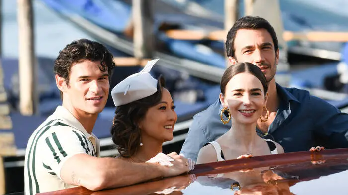 Von der Seine an den Canal Grande: Die Dreharbeiten zur fünften Staffel von „Emily in Paris“ laufen auf Hochtouren – aktuell in der italienischen Stadt Venedig.