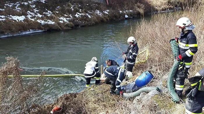 Die Feuerwehren Koglhof, Birkfeld und Anger errichteten eine Ölsperre