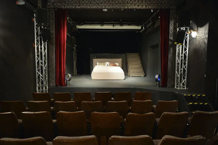 Gebucht werden kann das Theater samt Publikumsraum, Künstlergarderoben, gefüllter Bar und Innenhof unter anderem über bekannte Buchungsplattformen.