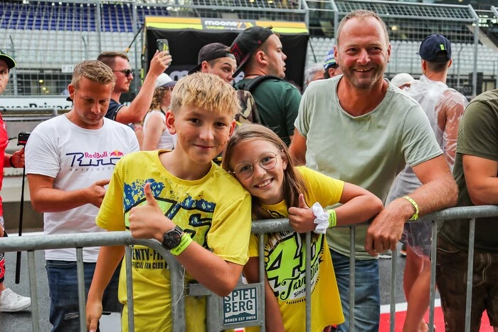 Mit dabei auch die jüngsten Fans am Gelände.