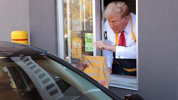 Der republikanische Präsidentschaftskandidat Donald Trump verteilte eine Bestellung am Drive-through-Schalter bei McDonald‘s.