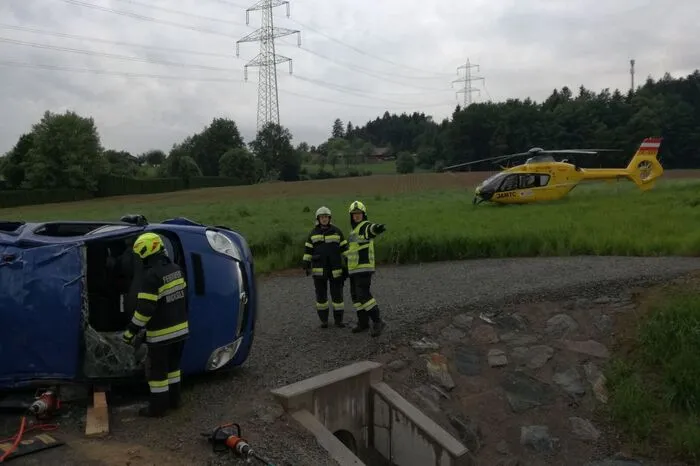 Ein vollbesetzter Kleinbus kam aus noch ungeklärter Ursache von der Fahrbahn ab ...