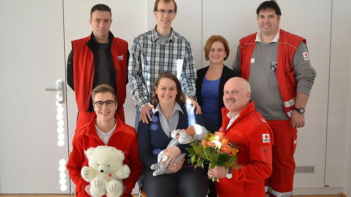 Freude nach der glücklichen Geburt: Sanitäter Markus Karner, Mutter Jasmin Ogris mit Jonas und Sanitäter Adi Orntner (vorne von lins) sowie Notarzt Roland Baumgartner, Vater Heribert Petritz, Hebamme Karin Zangl und Nef-Fahrer Ingo Erlacher (hinten von links)