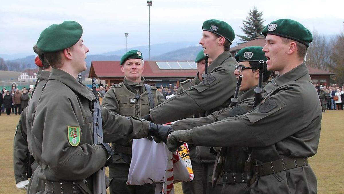 Jungsoldaten werden zur gesetzestreuen und gewissenhaften Ausübung ihrer Pflichten angelobt