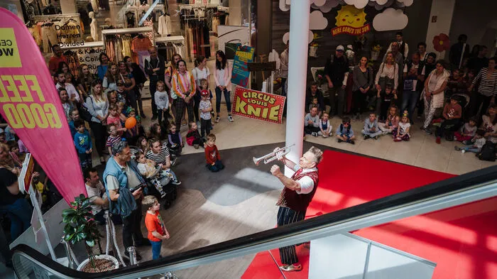 Großer Besucheransturm am Wochenende im Center West: Gefeiert wurde die Premiere des West Fest - unter anderem mit einer Zirkus-Show mit den Artisten des Zirkus Louis Knie und der Zirkuswelt Graz als Attraktion ...