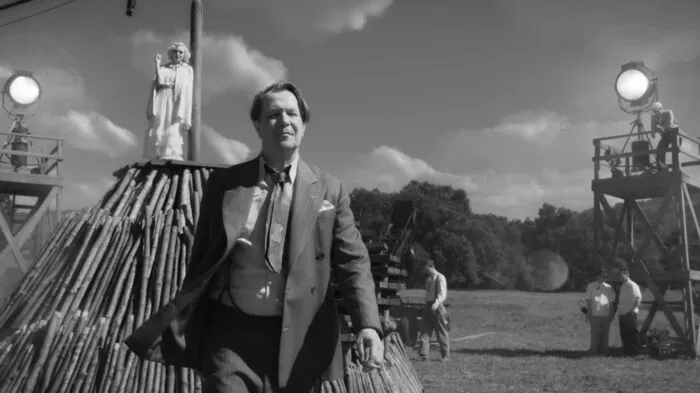 David Finchers Schwarz-Weiß-Hommage "Mank" ans alte Hollywood und den Drehbuchstreit rund um "Citizen Kane" geht offiziell als Favorit mit zehn Nominierungen ins Rennen. Tatsächlich räumte das Netflix-Drama zuletzt kaum Preise ab, am öftesten noch für bestes Szenenbild. Realistisch stehen die Chancen also nicht besonders. Andererseits handelt es sich um eine Liebeserklärung ans alte Hollywood - so etwas liebt die Academy auch.