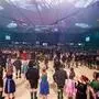 In der Grazer Messehalle tanzen die Gäste bereits, was das Zeug hält