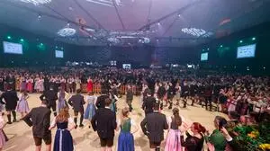 In der Grazer Messehalle tanzen die Gäste bereits, was das Zeug hält