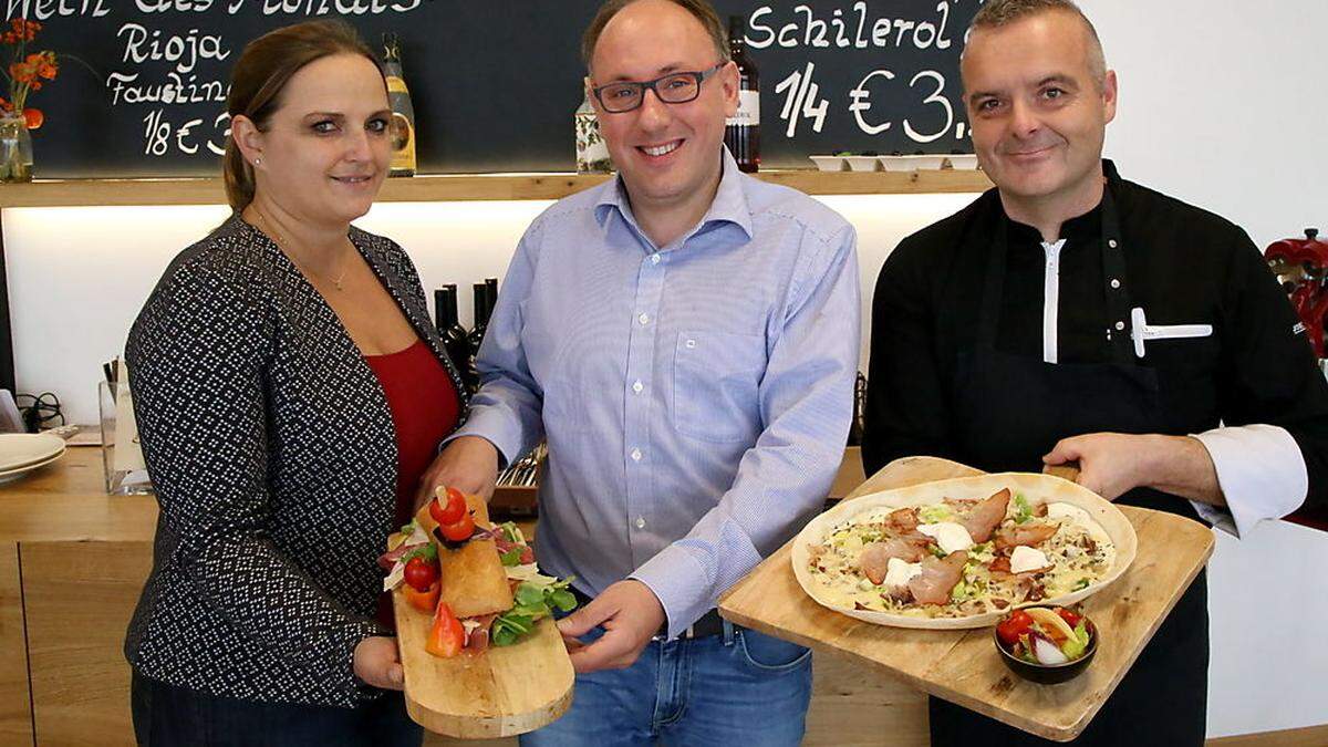 Gerhild Müller und Thomas Hofstätter (Mitte) mit dem gastronomischen Leiter Dietmar Terkl