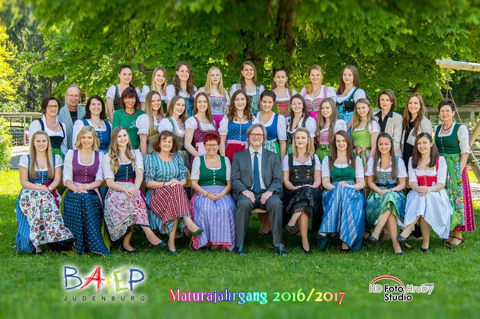 Ausgezeichneter Erfolg: Christine Rainer und Leonie Wachter.Guter Erfolg: Katrin Gappmayer, Elena Maurer, Verena Pichlmaier, Judith Rieberer, Stefanie Rieser, Anna Schiffer und Friederike C. Weinhandl.Bestanden haben Lisa Christina Fixl, Michelle Fruhmann, Lisa Gröbelbauer, Janine Gröbl, Anna Hlatky, Alexandra Hölzl, Jasmin Hubmann, Sabrina Mayer, Lisa Marie Murgg, Sonja Peternell, Christina Quinz, Sophie Ratswohl und Marlene Richter sowie Raphaela Wolkner.