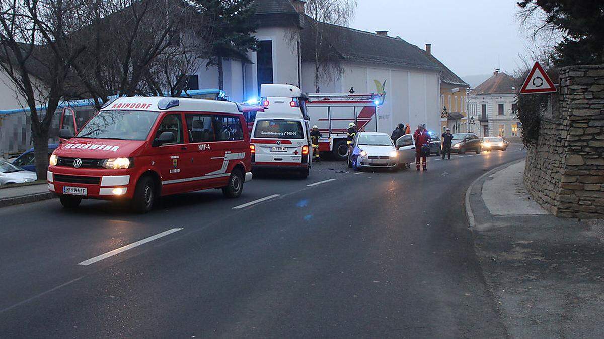 Der Lenker des Okw wurde vom Roten Kreuz ins Spital gebracht