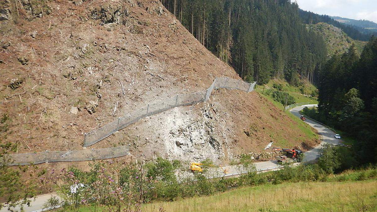 Kahle Hänge, wo einst Wald war: Am bis heute gesperrten Stück der L 104 (links und rechts im Bild) wurde ein Steinschlagschutz errichtet