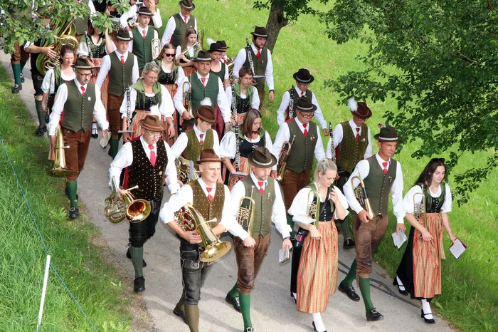 Einmarsch der Gastkapellen zum Festakt.