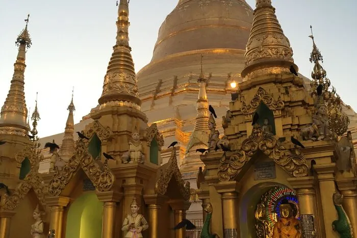 Von der Shwedagon-Pagode in Yangon geht dann einbesonderer Glanz aus.