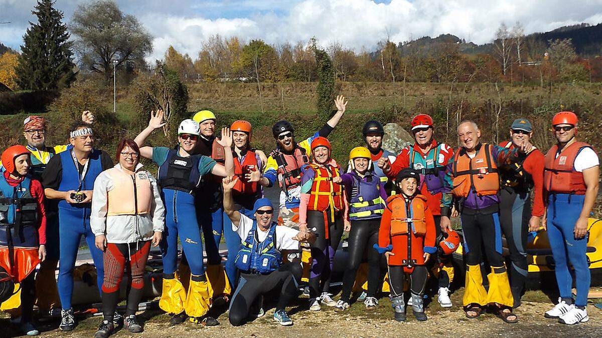 Die Sportlerinnen und Sportler des ASK Trofaiach beim Abpaddeln