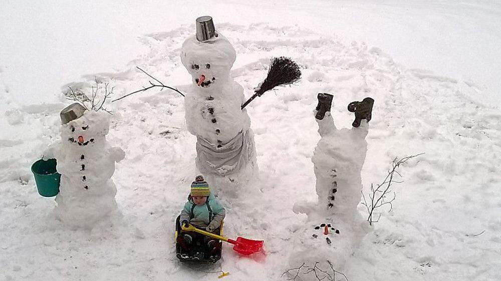 In Ried bei Zlan hat’s schon geschneit. Johannes nutzte das natürlich gleich, um Schneemänner zu bauen und Bob zu fahren. Das Foto schickte uns seine Mama Stefanie Pucher