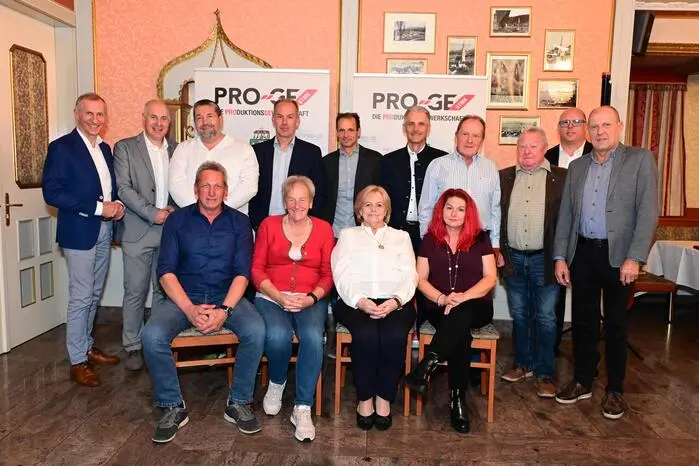 Eingeladen hatte Betriebsratsobmann Harald Sturb, der zahlreiche Jubilare begrüßen konnte, die der Gewerkschaft seit 25, 40, 50, 60, 65 oder sogar 75 Jahren die Treue halten. Auf diesem Foto: die Gewerkschaftsmitglieder, die für 40 Jahre Mitgliedschaft geehrt wurden.