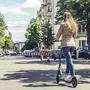junge Frau mit e - scooter