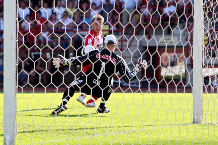 Auf sein erstes Bundesliga-Tor muss Sencar nicht lange warten, er erzielt bereits in Runde vier - am 27. Juli 2008 - das Führungstor beim 1:1 gegen RB Salzburg vor heimischer Kulisse.
