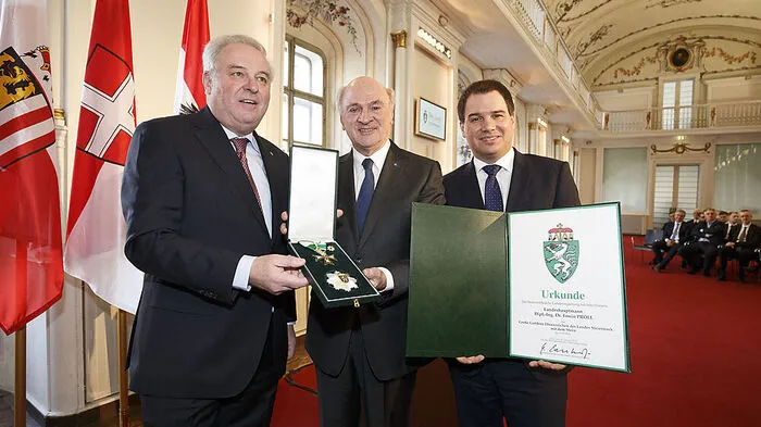 Verdienste um Mariazell und das Bankgeheimnis habe sich Pröll erworben. Schützenhöfer und sein Vize Michael Schickhofer gratulierten Niederösterreichs Landeshauptmann am Montag in der Aula der Alten Uni in Graz.