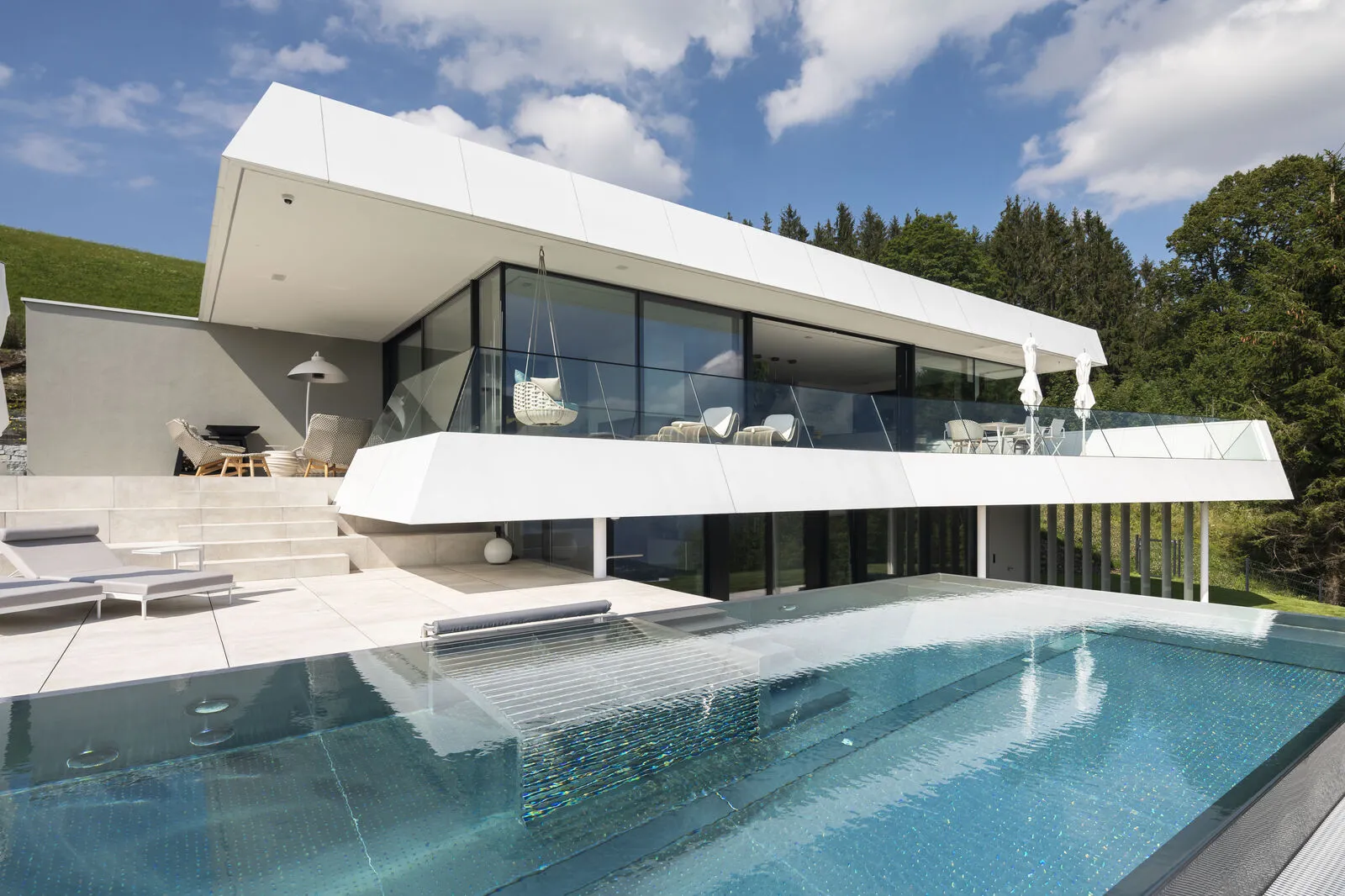 250 Quadratmeter groß ist das Haus aus der Feder des oberösterreichischen Büros F2 Architekten, das es im Sommer 2019 innen passend zu gestalten galt