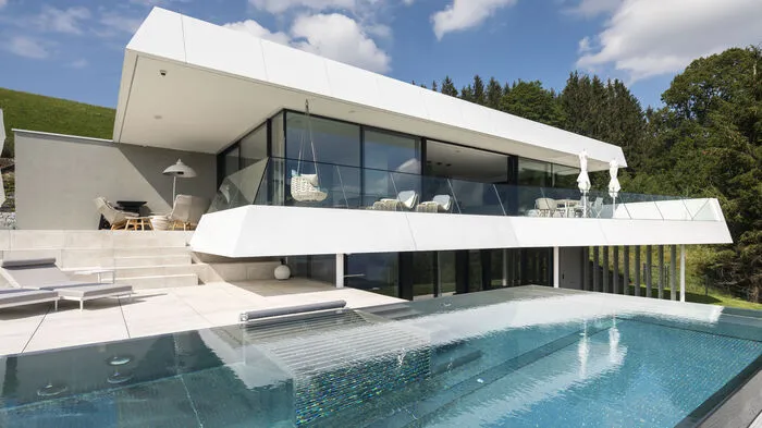 250 Quadratmeter groß ist das Haus aus der Feder des oberösterreichischen Büros F2 Architekten, das es im Sommer 2019 innen passend zu gestalten galt